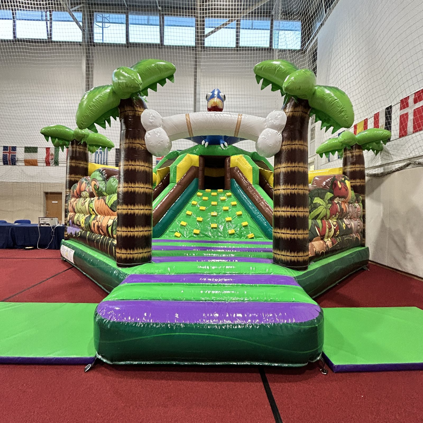 Rejtelmes sziget csúszdás, mászófalas légvár (PVC)- ÚJ