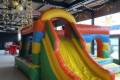 Szivárvány csúszdás légvár (PVC)- ÚJ