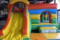 Szivárvány csúszdás légvár (PVC)- ÚJ