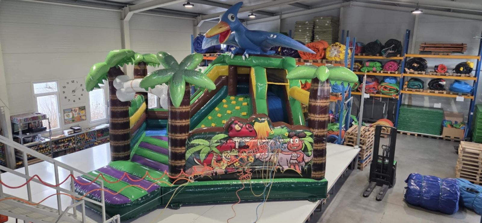 Rejtelmes sziget csúszdás, mászófalas légvár (PVC)- Új